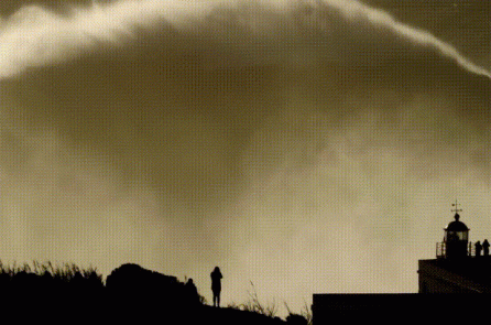 Hy hữu: Người đàn ông lướt trên ngọn sóng cao 35m ở bờ biển Nazaré