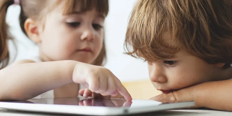 Kết quả hình ảnh cho children using smartphones