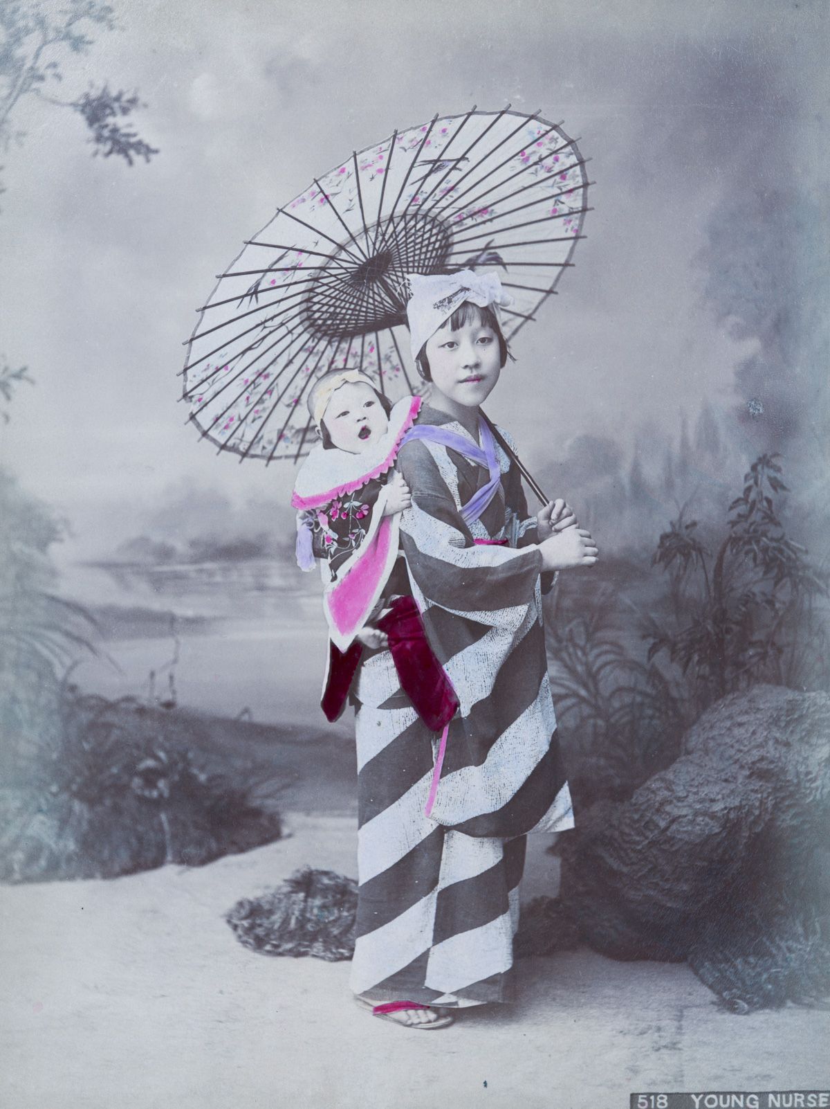 背着娃娃的年轻女子。（New York Public Library）