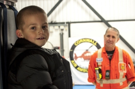 Cậu bé 10 tuổi tích cóp tiền suốt 1 năm để trả ơn ân nhân cứu mạng