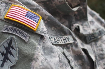 Vì sao lá cờ trên quân phục Mỹ lại bị ngược? (video)