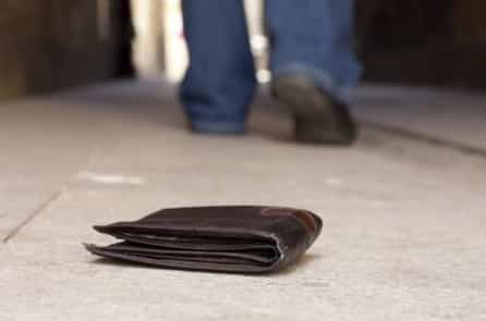 5 học sinh Đài Loan nhặt được ví tiền đã đi bộ 40 phút để giao cho cảnh sát