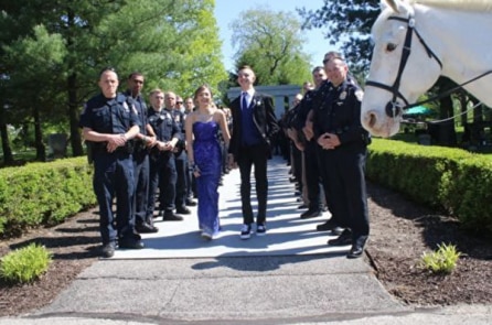 Cô gái bật khóc vì những gì nhìn thấy khi đến thăm mộ cha