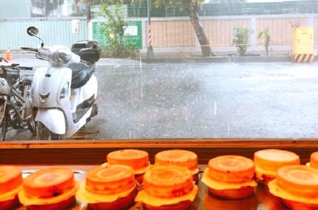 Cảm động người chồng mỗi ngày đều đi mua bánh đậu đỏ cho vợ