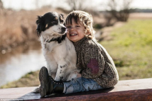 Cậu bé trả lời đầy xúc động khi mọi người nói rằng chú chó đã lên Thiên đàng