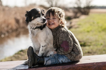 Cậu bé trả lời đầy xúc động khi mọi người nói rằng chú chó đã lên Thiên đàng