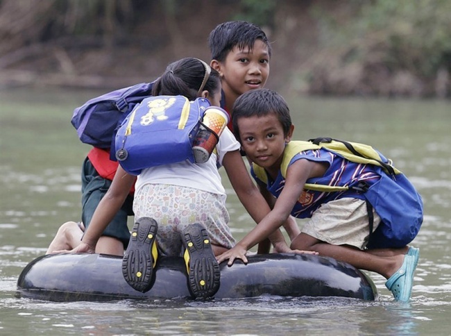 281705 R3L8T8D 650 children going to school around the world 42