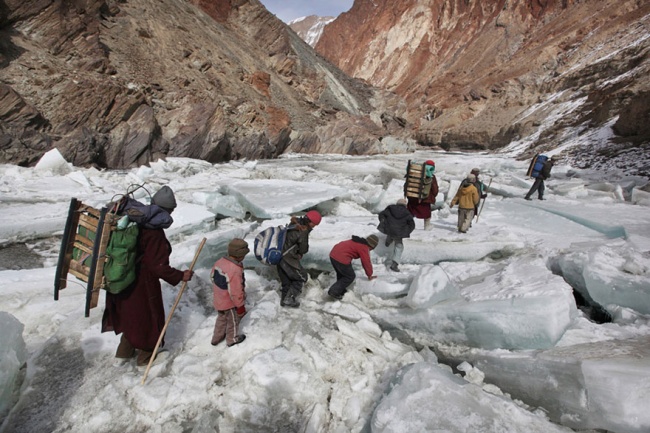 281855 R3L8T8D 650 children going to school around the world 51