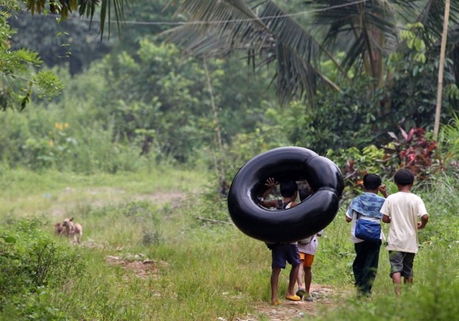 281905 R3L8T8D 650 children going to school around the world 53