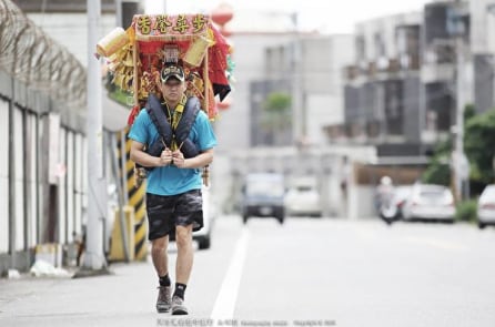 Con trai cõng tượng tổ mẫu đi bộ 600 km để cầu phúc cho mẹ