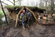 Dị ứng cuộc sống hiện đại, cặp vợ chồng tự dựng lều đất để sinh sống