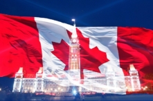 Người Canada bất ngờ vì Chính phủ chuyển tiền trợ cấp nhiều hơn dự tính