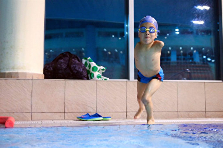 Cậu bé 6 tuổi không tay giành huy chương vàng bơi lội và nhắm đến Giải vô địch thế giới