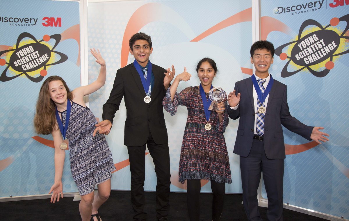 4 người chiến thắng trong chương trình Discovery Education 3M Young Scientist Challenge, từ trái sáng phải: Amelia Day, Rohan Wagh, Maanasa Mendu (Giải thưởng lớn) và Kaien Yang. (Ảnh: Andy King/Discovery Education)