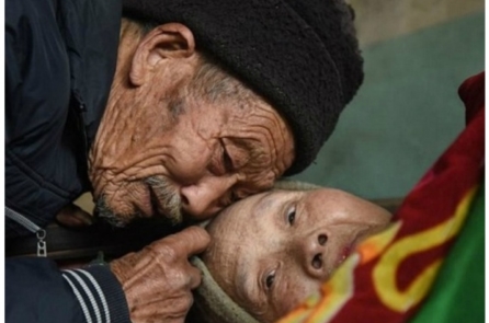 Cảm động với người đàn ông chăm sóc vợ bệnh liệt giường trong suốt 56 năm