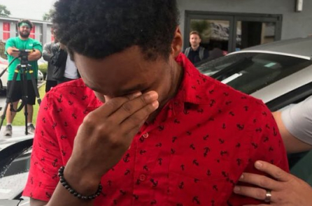 Cậu sinh viên Mỹ đi bộ 32km đến chỗ làm việc được sếp tặng xe hơi