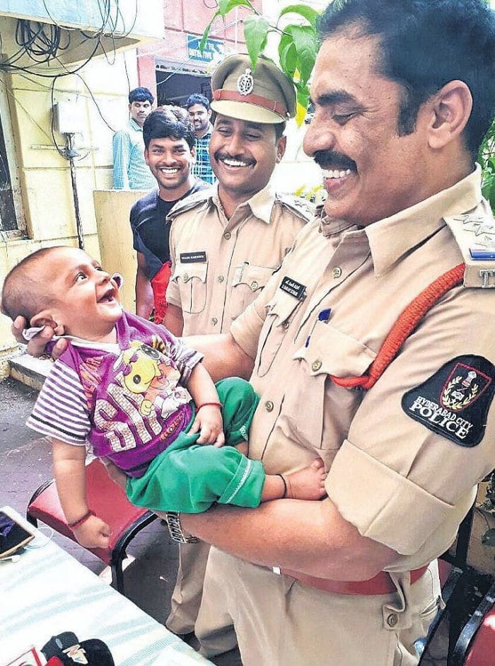 Image of smiling baby for police officers who rescued him from the kidnappers thrill the internet 59db2ebd788b7 700