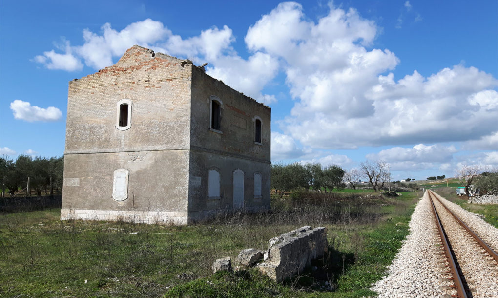 Italy-Free-Historic-Site-Puglia_Bari_Altamura_Casello-Ferroviario_via-Appia-1020x610