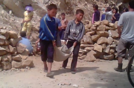 Những hình ảnh gây sốc về buổi “học ngoại khóa” của học sinh Triều Tiên