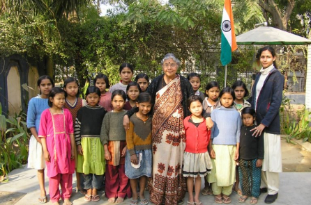 Người phụ nữ mất con trở thành mẹ của 800 bé gái cô nhi