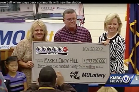 Trúng giải độc đắc gần 300 triệu đô, đôi vợ chồng dành phần lớn để báo đáp xã hội