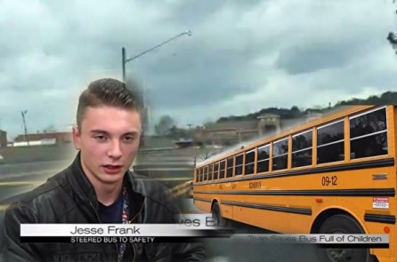 Nam sinh trung học nhanh trí cứu sống 38 người trên chiếc xe buýt gặp nguy hiểm