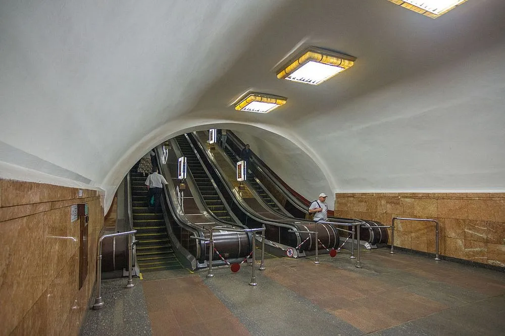 arsenalna metro 16