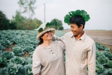 Bộ ảnh “ba mẹ trong vườn bắp cải” của cặp vợ chồng nông dân Sóc Trăng thu hút cộng đồng mạng