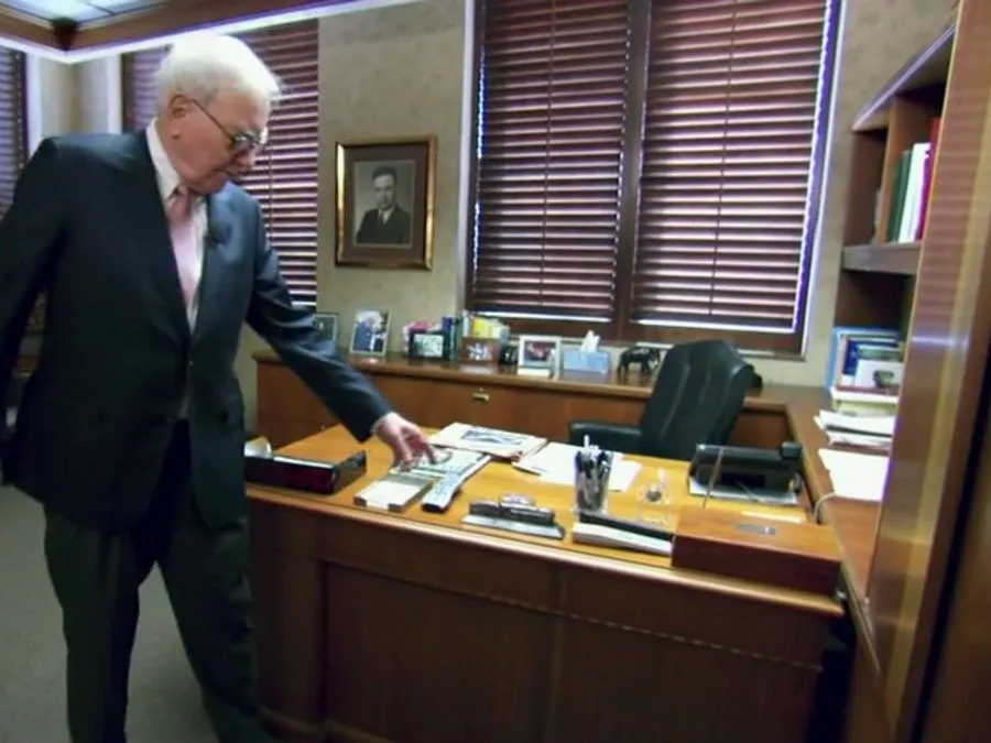 buffett doesnt keep a computer on his desk and he chooses to use a flip phone rather than a smartphone