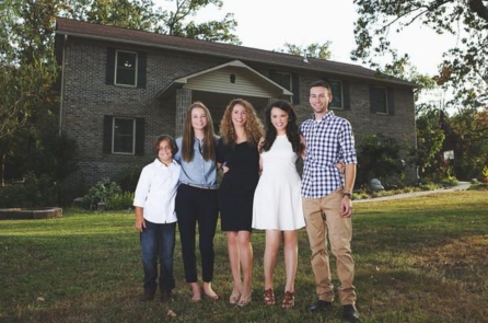 Người mẹ đơn thân tự xây nhà chỉ nhờ hướng dẫn trên Youtube