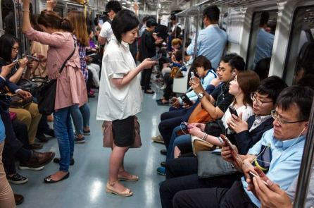 Giáo sư MIT: Smart phone đang hủy hoại nghệ thuật trò chuyện giữa người với người 