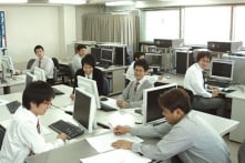 Công ty Nhật chạy drone phát nhạc thúc giục nhân viên tăng ca về nhà