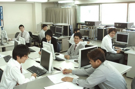 Công ty Nhật chạy drone phát nhạc thúc giục nhân viên tăng ca về nhà