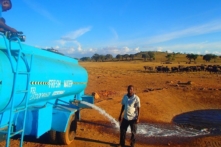 Kenya: Người nông dân chở hàng ngàn lít nước mỗi ngày cứu động vật hoang dã