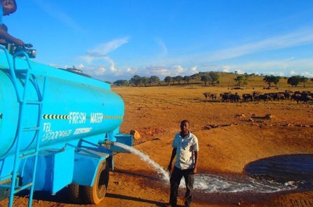 Kenya: Người nông dân chở hàng ngàn lít nước mỗi ngày cứu động vật hoang dã