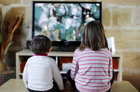 Mỗi ngày xem TV hơn 1 tiếng sẽ ảnh hưởng nghiêm trọng đến IQ của trẻ