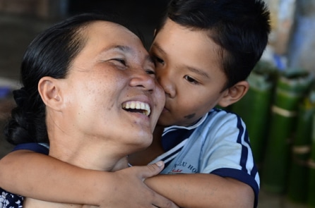 Người mẹ xử lý thông minh khi hai con lấy trộm tiền trong ví