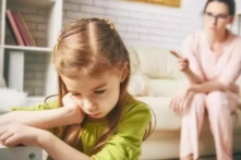 Các bậc cha mẹ nên hành xử ra sao khi con cái cãi lời?