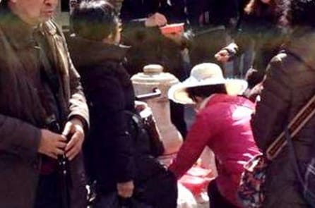 Du khách TQ ở Venice ăn uống rửa chén giữa đường khiến người dân địa phương sửng sốt