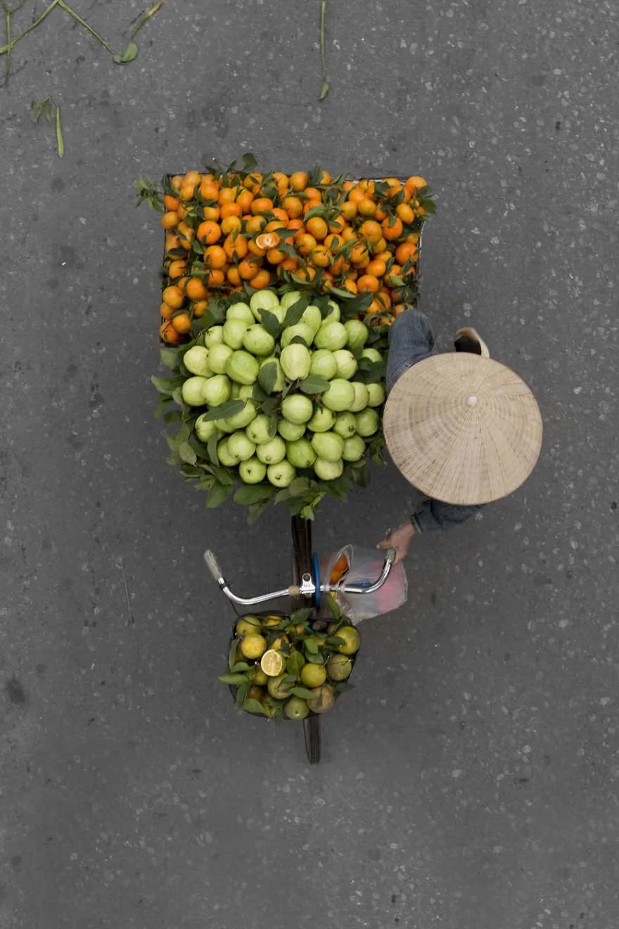 She hopes to show these hardworking vendors in a new light. “I want to show people what I see. I hope people see the beauty street vendors create, and I hope they also see that themselves.”