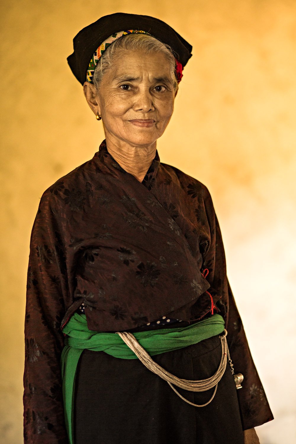 this 78 year old woman is the last remaining person in vietnam who still makes the traditional costume of the u tribe there are only about 500 u members left in the world