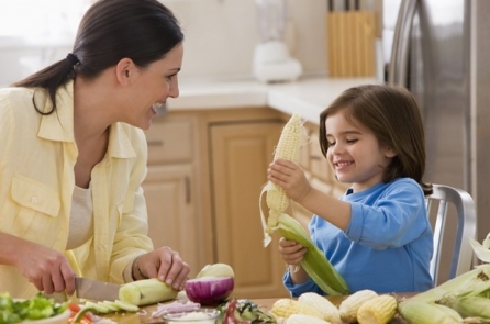 Trẻ nhỏ thực sự muốn giúp việc nhà và cha mẹ nên để con làm
