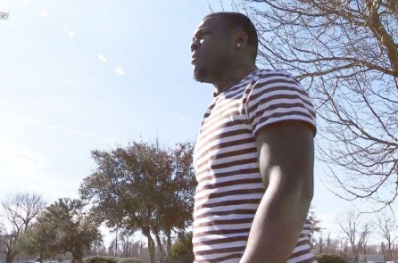 Người bố trẻ đi bộ 6 tiếng đi làm để nuôi con gái, các đồng nghiệp đã làm một việc cảm động