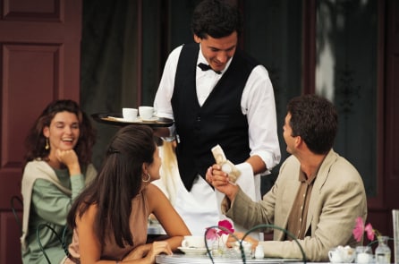 Người phục vụ xấu hổ khi chỉ nhận được hơn 3 đô tiền tip, 10 ngày sau gặp bất ngờ lớn