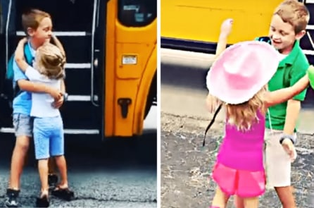 Em gái mỗi ngày chờ anh trai đi học về và ôm anh thắm thiết (Video)