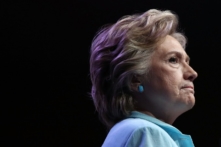 Bà Hillary Clinton bị kiện