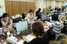 Phạt hơn 200 nhân viên vì không bình luận status của sếp trên mạng
