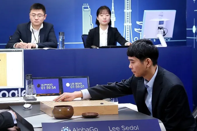 Kỳ thủ cờ vây Hàn Quốc Lee Se-Dol đấu cờ với chương trình trí tuệ nhân tạo của Google, AlphaGo, tại Google DeepMind Challenge Match tại Seoul, Hàn Quốc vào ngày 13/3. (Ảnh: Google via Getty Images) 