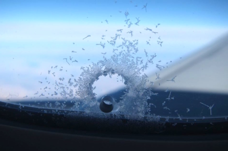 Vì sao có một lỗ nhỏ ở cửa sổ máy bay?