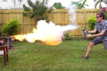 Thí nghiệm: Bình xịt nitơ lỏng vs. súng phun lửa, bên nào sẽ thắng?